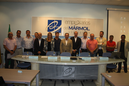 Foto de grupo con los miembros de la Asociacin de Empresarios del Mrmol de Andaluca (AEMA)