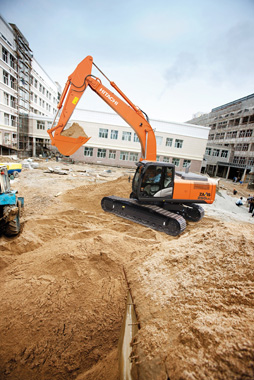 Las excavadoras Zaxis-5 de Hitachi ofrecen un entorno de trabajo m�s seguro, mayor visibilidad y numerosas caracter�sticas �tiles para el usuario...