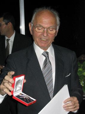 Hans G. Mulder, presidente de Mycsa, Mulder y Co, SA, tras recibir la Gran Insignia de Honor al Mrito por la Repblica de Austria, en el ao 2003...