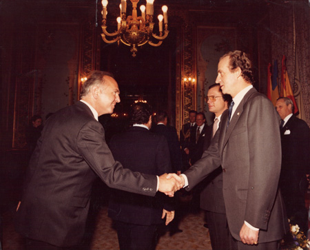 Hans. G. Mulder estrecha la mano de S.M. el Rey D. Juan Carlos I