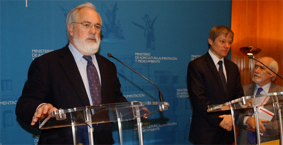 El ministro de Agricultura, Miguel Arias Caete, junto al comisario europeo del ramo, Dacian Ciolos (dcha.).