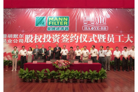 Ceremonia de la firma en Bengbu (China), entre directivos de Mann+Hummel, directivos de Bengbu Haoye y autoridades locales...