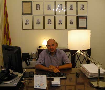 Miquel Soler i Luque en su despacho...
