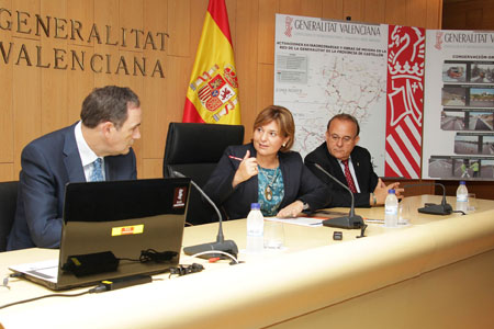 Isabel Bonig (en el centro), consellera de Infraestructuras, Territorio y Medio Ambiente de la Generalitat Valenciana