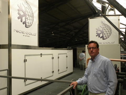 Xavier Boil, director de Marketing del Grupo Cutting's, ante la mquina en las instalaciones del Grupo en Mercabarna