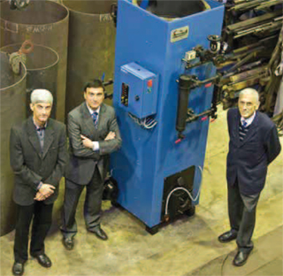 Joan y Josep Maria Perell� en los talleres de la planta de Martorell (Barcelona), junto a Josep Maria Perell� padre. Foto: Teknos...