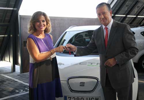 El vicepresidente de Seat Ramn Paredes entrega las llaves del e-Altea a la alcaldesa de Madrid, Ana Botella