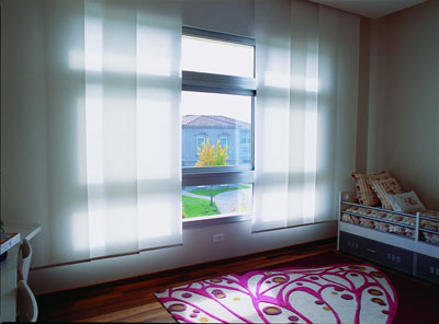 Los motores y automatismos para cortinas permiten jugar con la luz natural para crear en cada momento el ambiente que se desee en cualquier estancia...