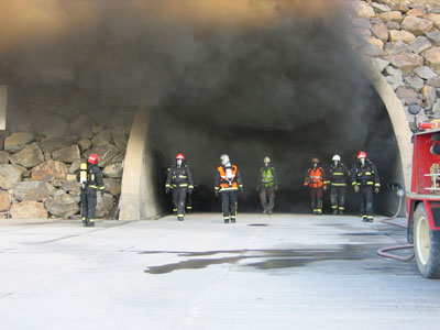 La falta de equipamiento correcto para los bomberos en caso de incendio, es una de las deficiencias ms comunes en la mayora de tneles...