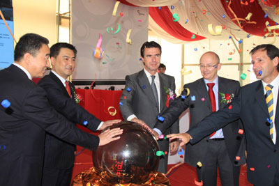 Jos Manuel Soria ministro de Industria y el alcalde de Kunsha Lu Ju inauguran dos plantas de la Corporacin Mondragon junto a directivos...