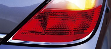 El aspecto elegante de la luz trasera del Opel Astra queda subrayado por la seccin blanca de la superficie...