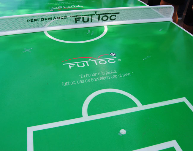 En la mesa-tablero de futtoc inaugurada en Montjuc puede leerse la siguiente inscripcin: En honor a la pelota...