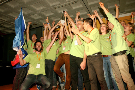 Integrantes del equipo Rhne Alpes celebrando el triunfo