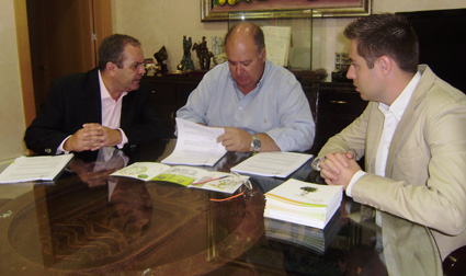 Firma del acuerdo entre Ambilamp y el Consorcio del Sector II de Almera
