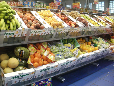 Frutas y hortalizas envasadas en cajas Plaform en un punto de venta