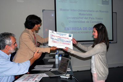 Durante el acto se entregaron los diplomas finales y premios al mejor trabajo de investigacin a los alumnos del curso 2011-2012...
