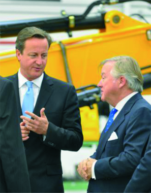 David Cameron y Sir Anthony Bamford, en la lnea de produccin de excavadoras