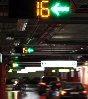 Panel luminoso que indica las plazas de aparcamiento que quedan libres en esa calle