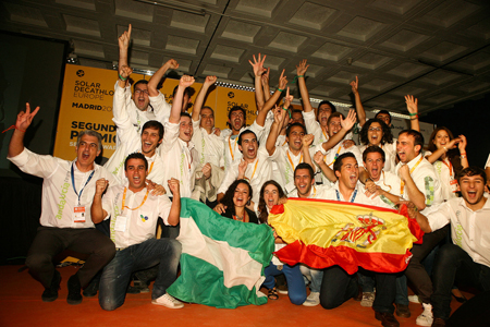 Integrantes del Andaluca Team celebrando el Premio Kmmerling: La casa favorita del Pblico