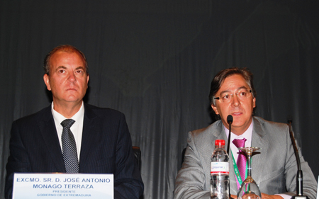 El presidente del Gobierno de Extremadura, Jos Antonio Monago, junto al presidente de la Federacin de ridos, Javier Andrada...