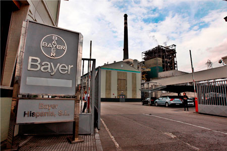 Entrada de las instalaciones de Bayer HealthCare (BHC) en La Felguera (Asturias)