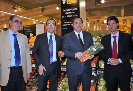 En el centro de la imagen, el conseller de Agricultura, Ramaderia, Pesca, Alimentaci i Medi Natural de la Generalitat de Catalunya...