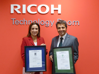 Ramn Martn, director general de Ricoh Espaa, ha recibido los certificados de manos de Eva Subir, directora de Aenor Catalunya...