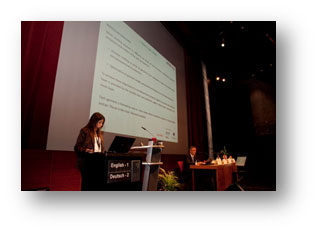 La Dra. Ariadna Detrell durante la presentacin de su conferencia