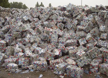 Fig. 1: Botellas de PET: sueltas y en forma de pastillas desprendidas