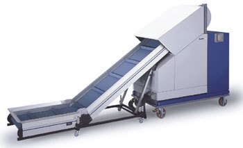 Fig. 2: CentriCut 44 con cinta transportadora, envolvente insonorizadora y armario el�ctrico integrados