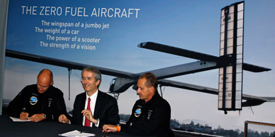Momento de firma de Bayer MaterialScience con Solar Impulse donde la multinacional ampla su colaboracin