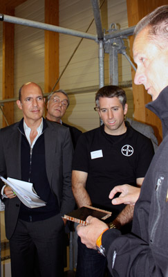 Andr Borschberg muestra a los asistentes la ligereza de los materiales utilizados