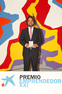 David Bustabad, fundador y director general de la empresa E-waste Canarias, posando con el Premio Emprendedor Social de la Fundacin La Caixa...