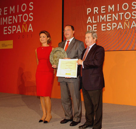 En el centro, Carlos Moro, presidente de Grupo Matarromera, con el premio