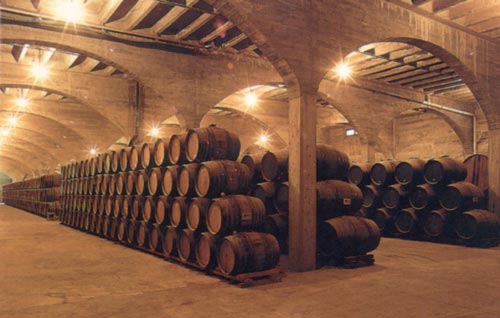 La Bodega Cooperativa San Isidro, fundada en 1934, es una muestra del tesoro vincola del que se puede disfrutar en Jumilla...