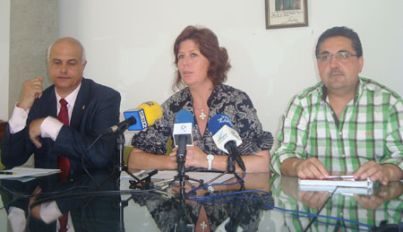 De izquierda a derecha, Santiago Malpica Castan, comisario de ferias; Gloria Pons, alcaldesa de Zafra y Miguel ngel Toro Ortiz...