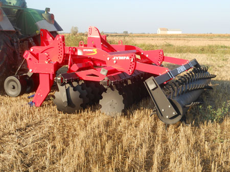 El Optimax 3 acoplado a un tractor. Es una mquina adaptable, que puede trabajar en varios anchos de trabajo...