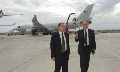 El presidente y consejero delegado de Aena Aeropuertos, Jos Manuel Vargas, y el presidente y consejero delegado de Airbus Military, Domingo Urea...