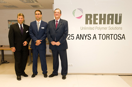 De izquierda a derecha: Rainer Schulz, presidente de la Junta Directiva del grupo Rehau, Jos Ruiz, F...