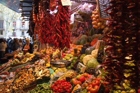 En la imagen, detalle de una parada en el conocido Mercado de la Boquera de Barcelona. Foto: Gabriel Currie