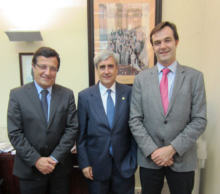 De izquierda a derecha: Emilio Gil, Juan Jos� Badiola y C�sar Carnicer