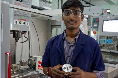 Appasamy fabrica el 80% de las lentes intraoculares que se emplean en la India para tratar a los pacientes con cataratas...