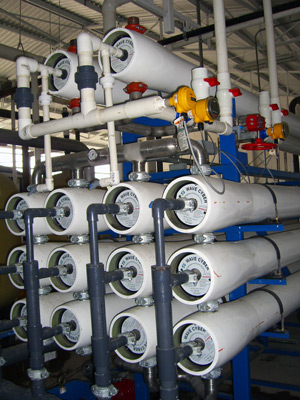 La smosis inversa es tpicamente utilizada para la desalinizacin de agua de mar