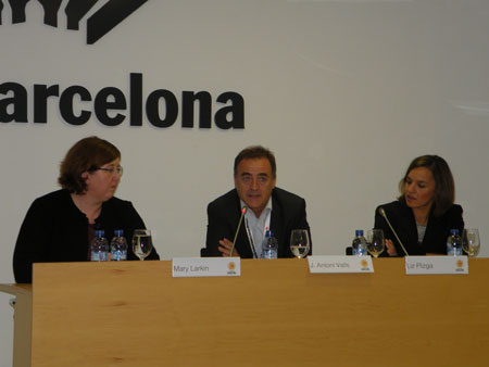 De izquierda a derecha, Mary Larkin, vicepresidenta de Diversified Business Communications, junto a Josep Antoni Valls...