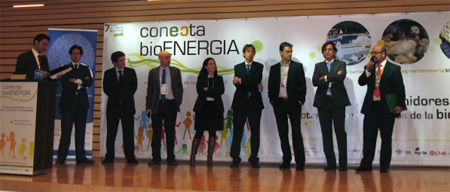 Debate soluciones con bioenerga en la industria del turismo (de izquierda a derecha)...