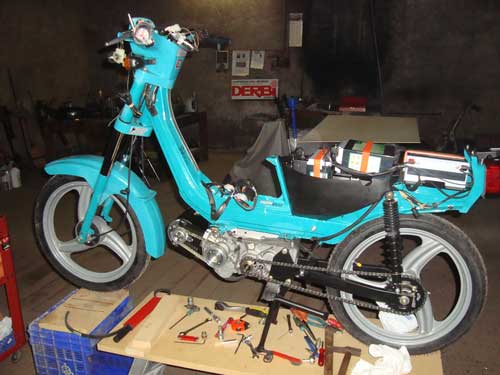 Vista lateral del ciclomotor (lado derecho), del proceso de montaje de todos los componentes en el ciclomotor...