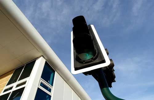 La instalacin de nuevos semforos con tecnologa LED, al margen de generar un importante ahorro energtico, contribuye a modernizar la red viaria...