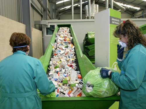 En la Planta de Clasificacin de Residuos de Medicamentos se identifica la procedencia de los residuos y se separan los envases de los restos de...