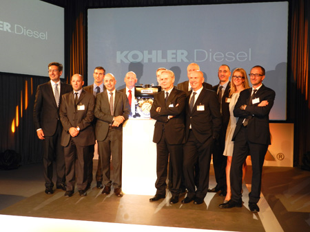Directivos de Kohler/Lombardini, posando junto al nuevo motor diesel KD15