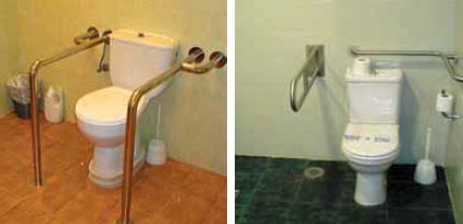 Accecibilidad en los baños: en el primer caso, hay barras fijas que impiden su uso y, en el segundo, hay una disposición de cuarto de baño adaptado...